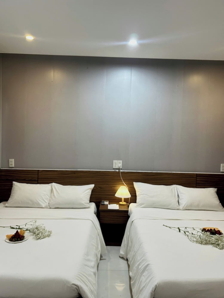 FAMILY, TWIN BEDS