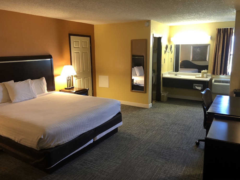 Nendels Inn and Suites Dodge City Airport 8/35
