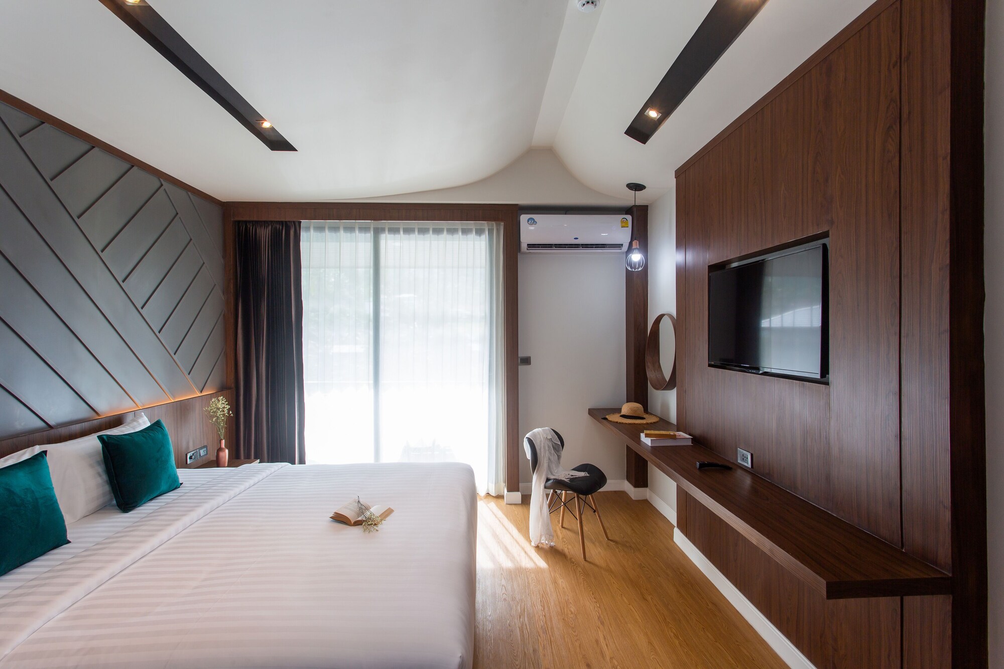 DELUXE, DOUBLE BED