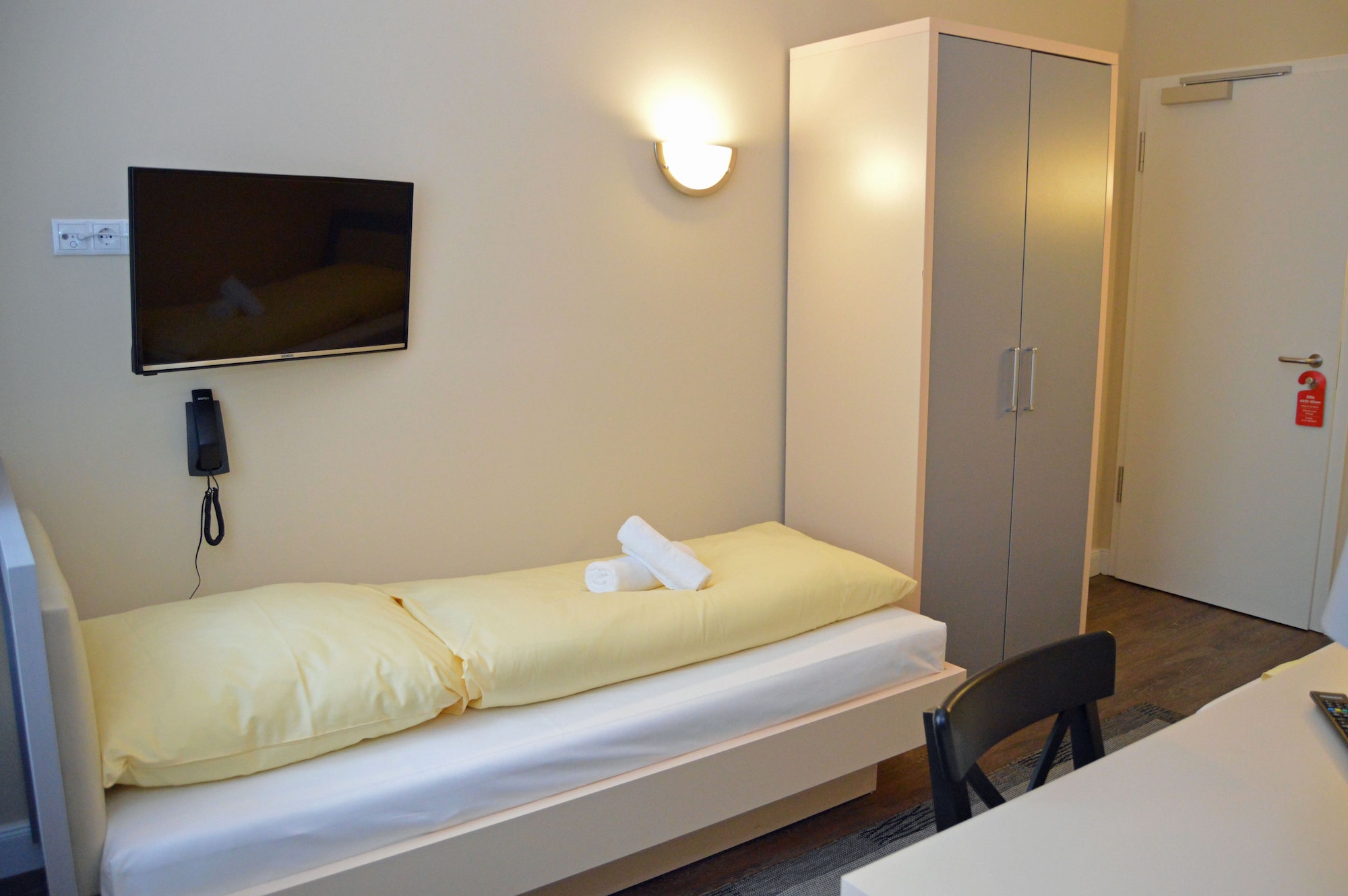ROOM, TWIN BEDS