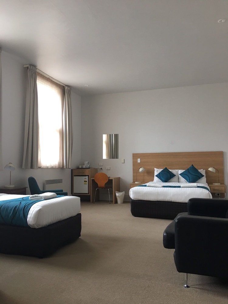 Customs House Hotel 28/72