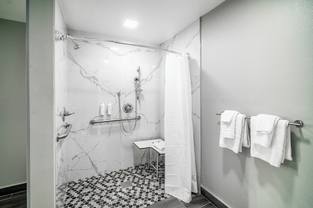 Pacific Inn And Suites 46/50