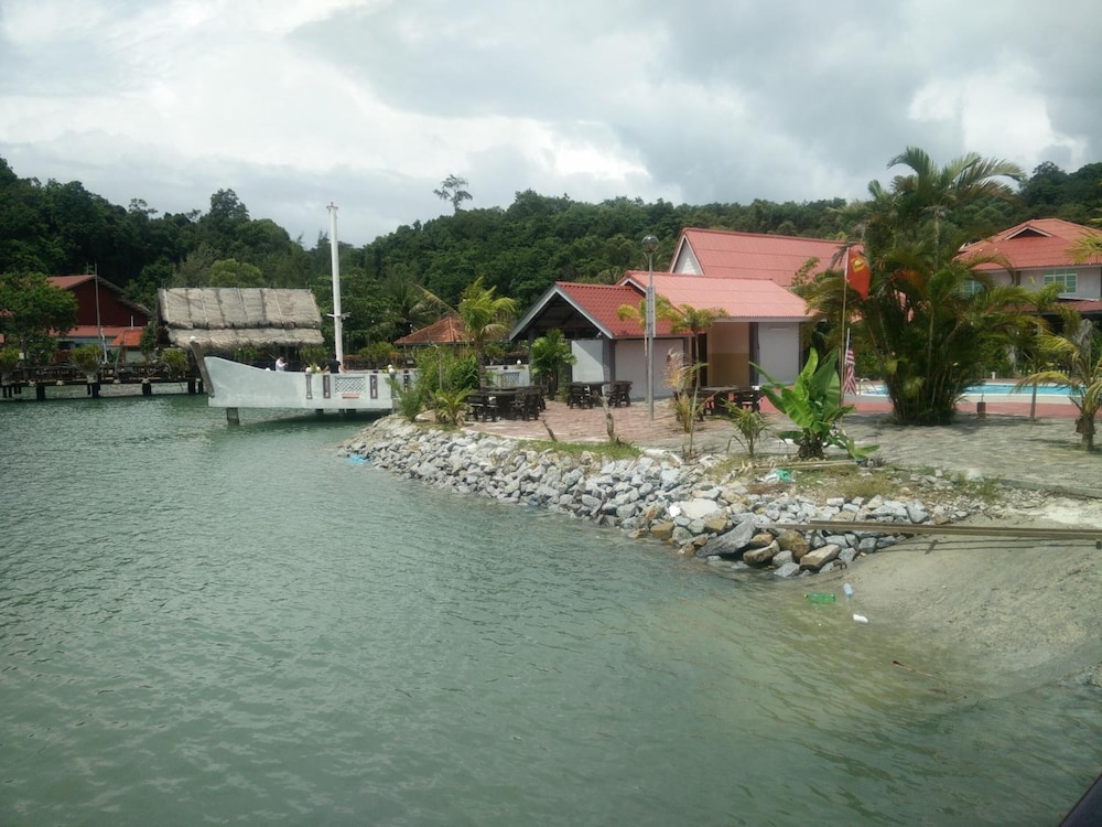 Penarak Bamboo Beach Motel 34/43