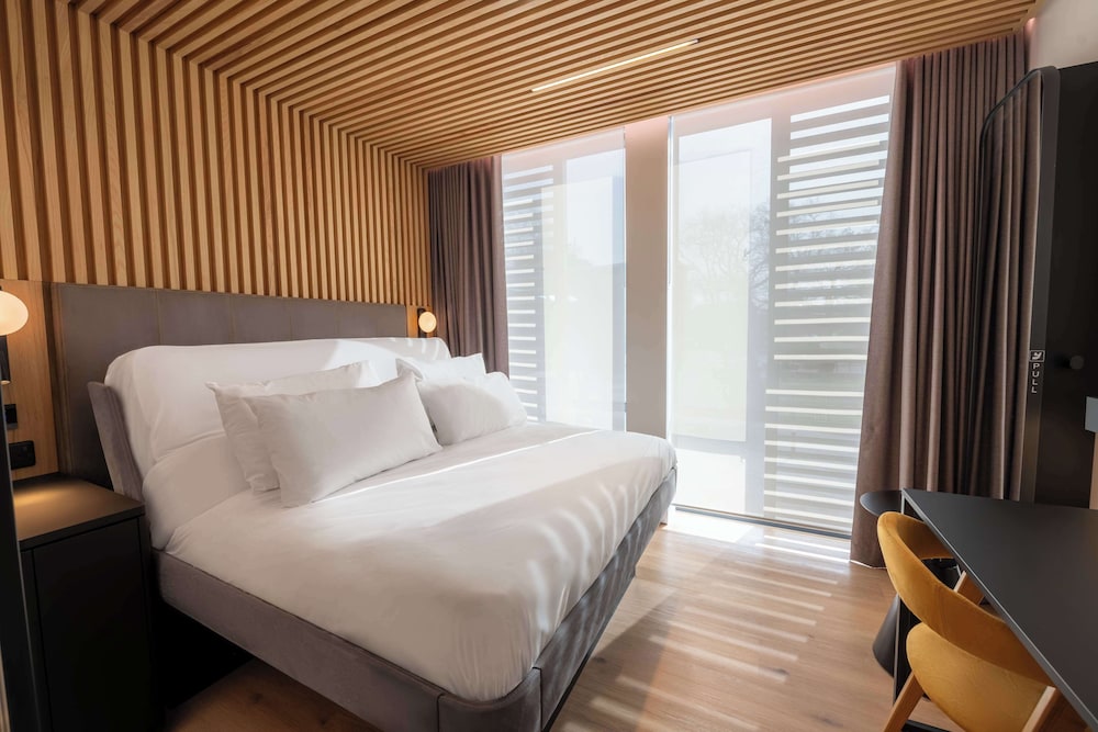 YOTELPAD London Stratford, Select by Hilton 14/50