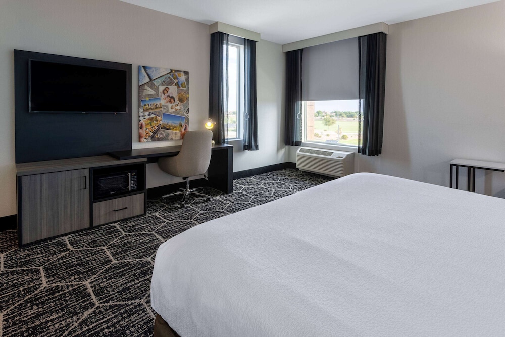La Quinta Inn and Suites by Wyndham Maricopa Copper Sky 12/30