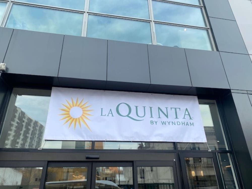 La Quinta Inn & Suites by Wyndham Jamaica NYC/JFK AirTrain 5/41