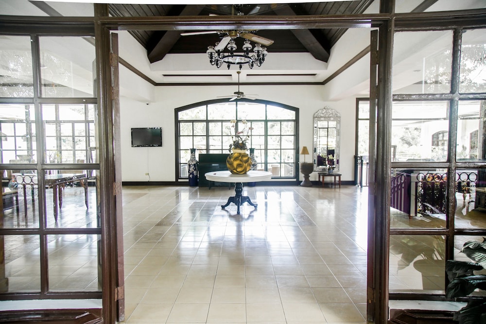 Forest Crest Nature Hotel and Resort Powered by ASTON (ex Chateau Royale Sports and Country Club) 38/77