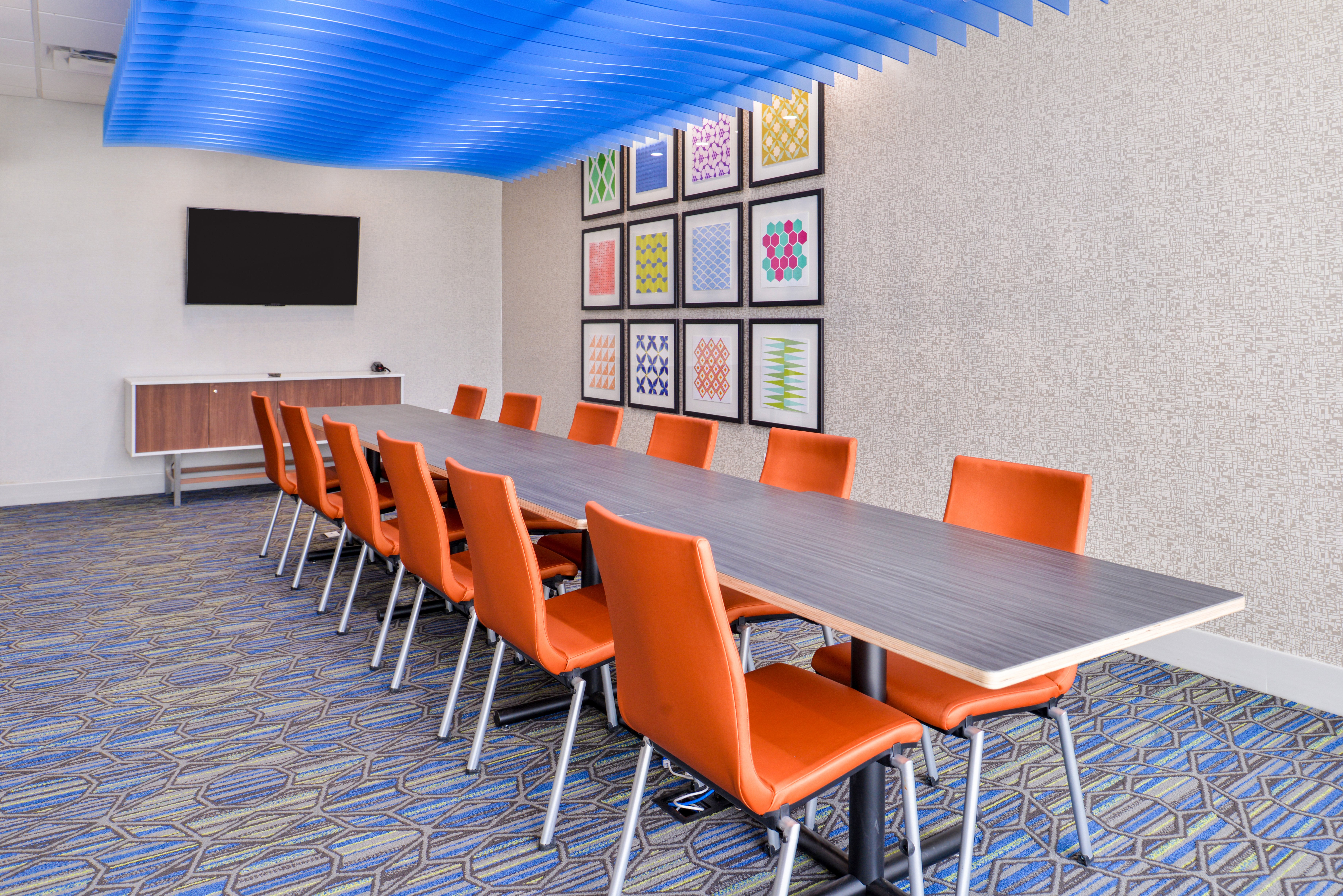HOLIDAY INN EXPRESS EARLY 25/34