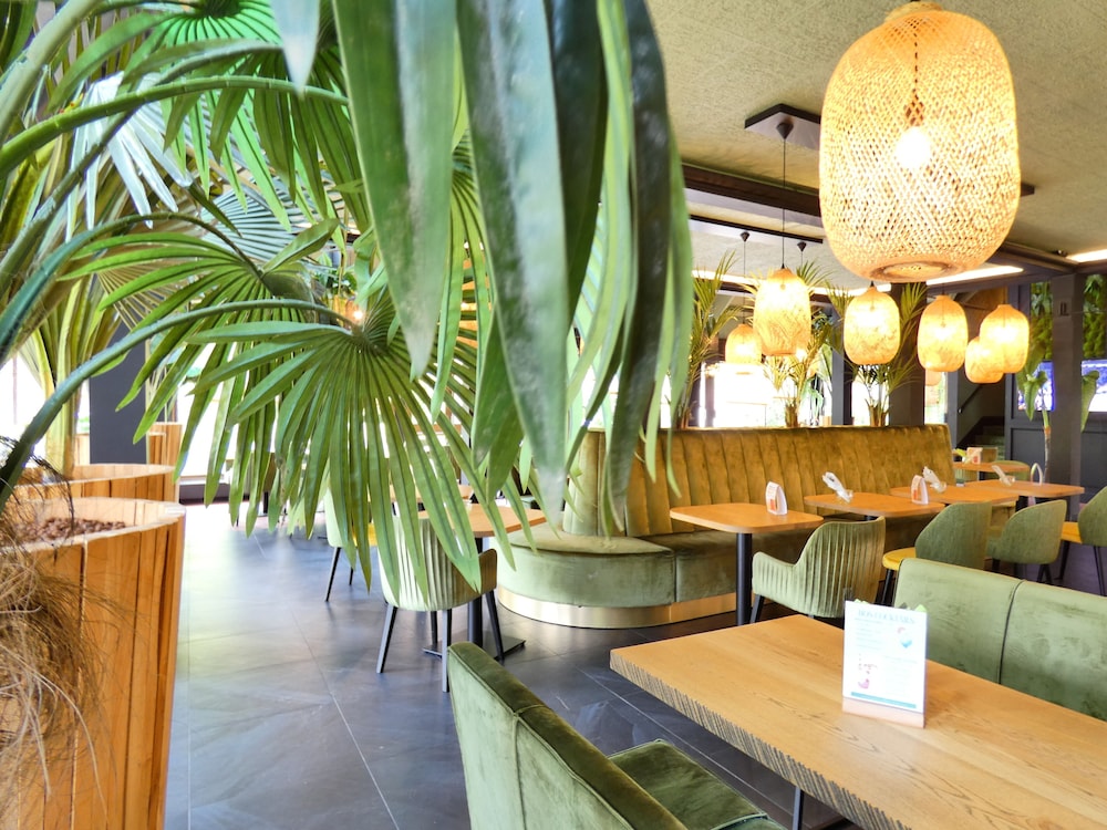 Logis Hotel Black and Green 5/50