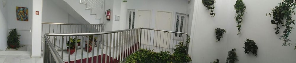 Un Patio en Santa Cruz 8/55