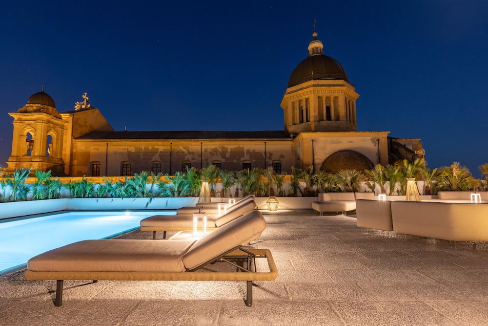 Dome Hotel 45/48