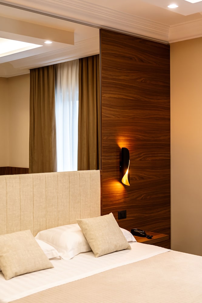 DELUXE, QUADRUPLE, DOUBLE AND TWIN BEDS