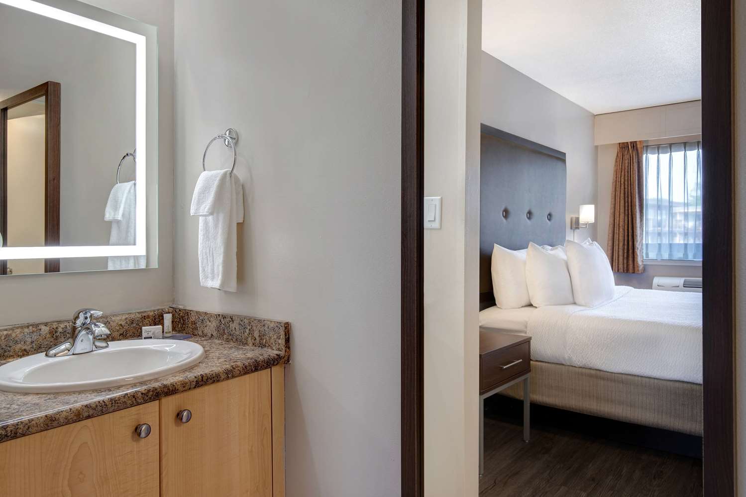 Days Inn By Wyndham Victoria Uptown 57/62