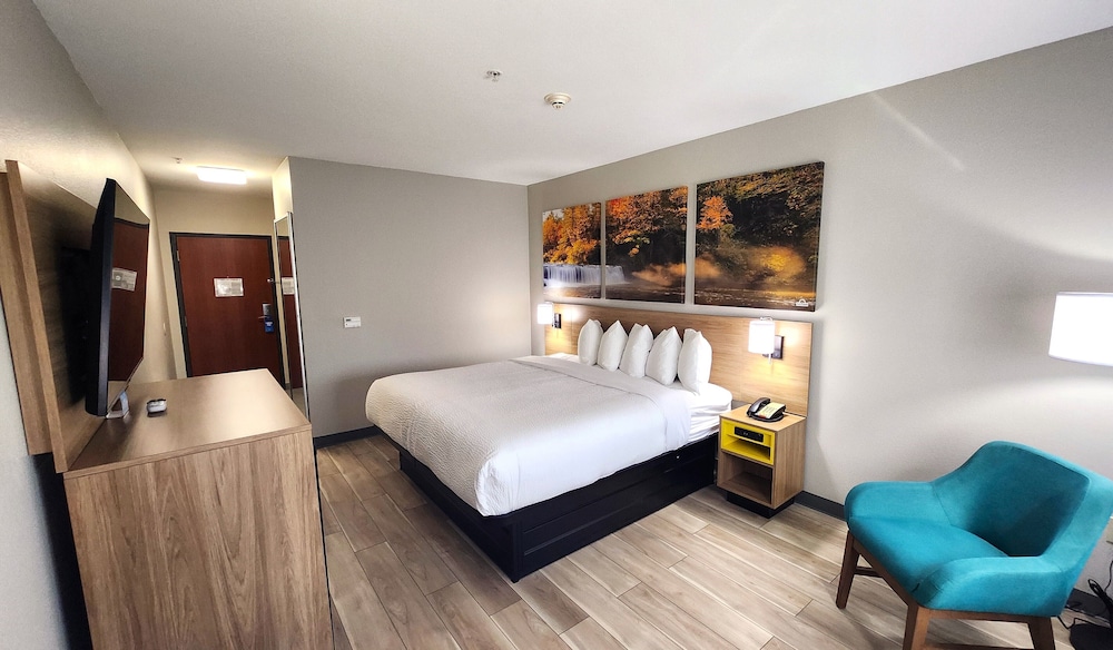 Days Inn & Suites By Wyndham Russellville 17/33