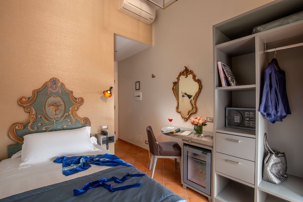 ROOM, SINGLE