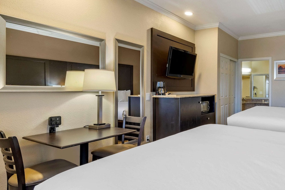 Comfort Inn & Suites Huntington Beach 18/43