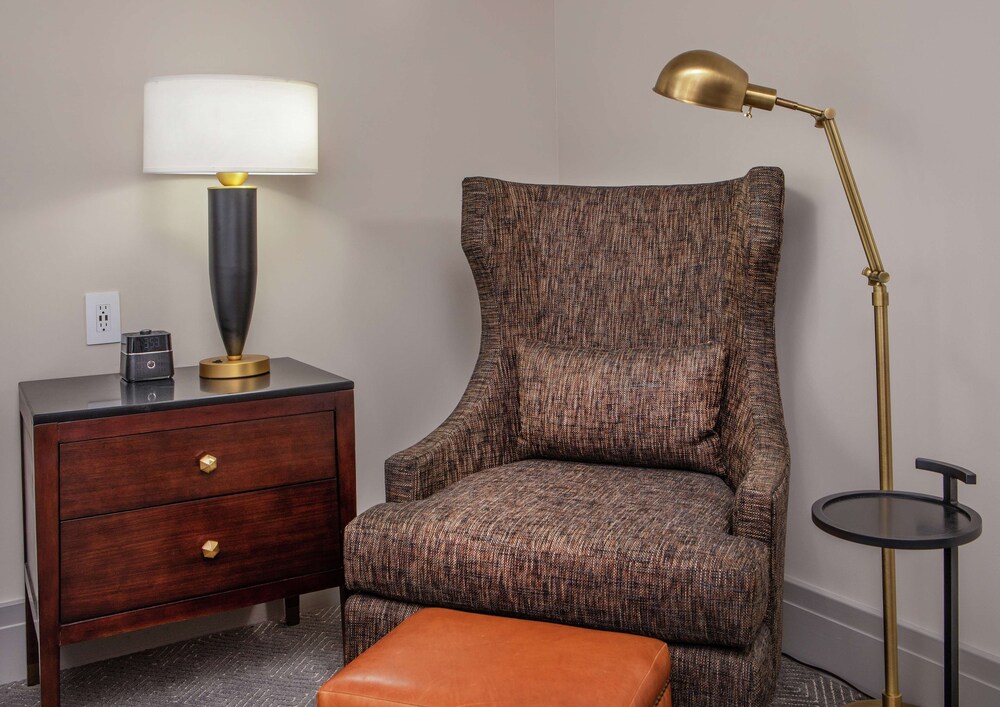 The Virginian Lynchburg Curio Collection By Hilton 48/67