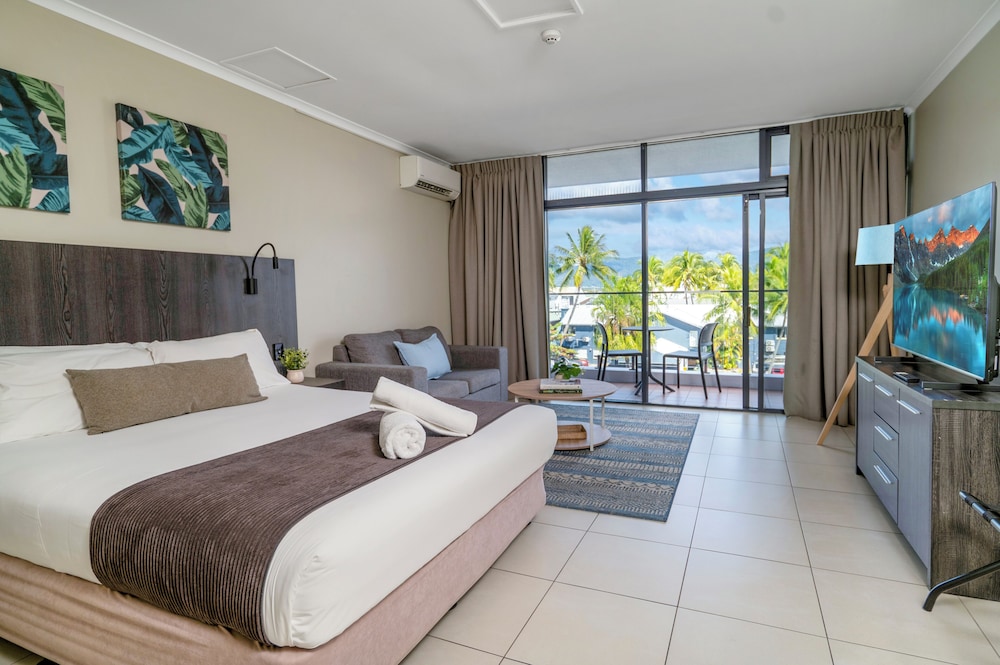 SPLIT, KING BED, POOL VIEW, BALCONY