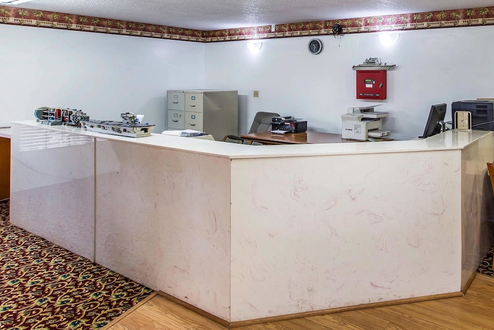 Econo Lodge Inn & Suites Albany North 4/41