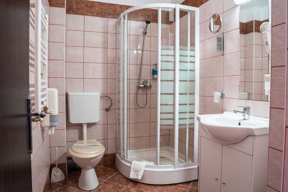 Budget, Double Bed, Attic، Alexis Hotel 9/10