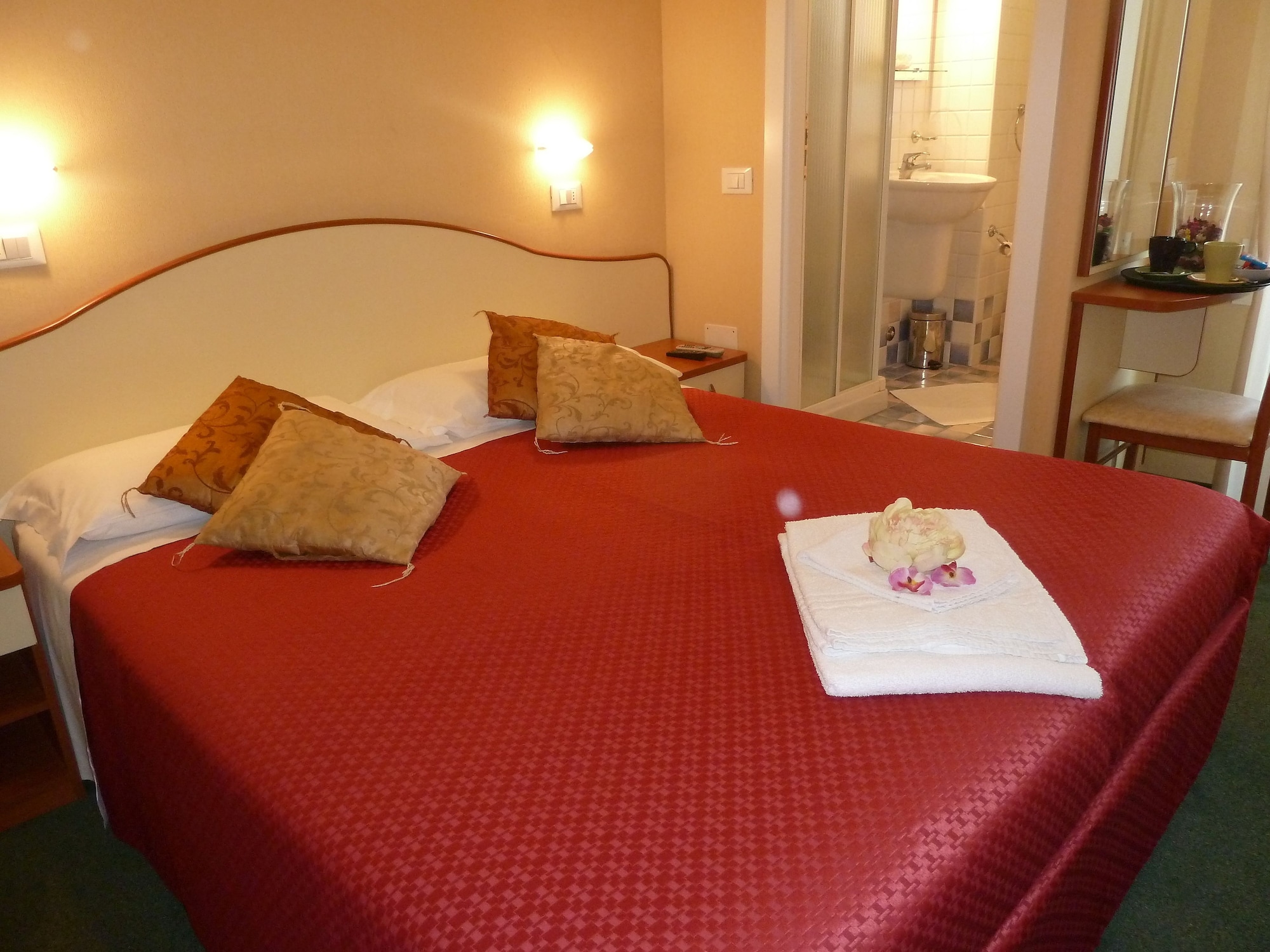 ROOM, DOUBLE BED