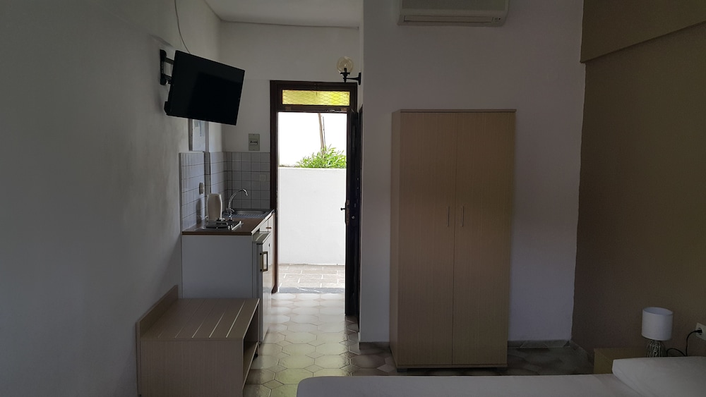 Maroula Blue Studios And Suites 52/70