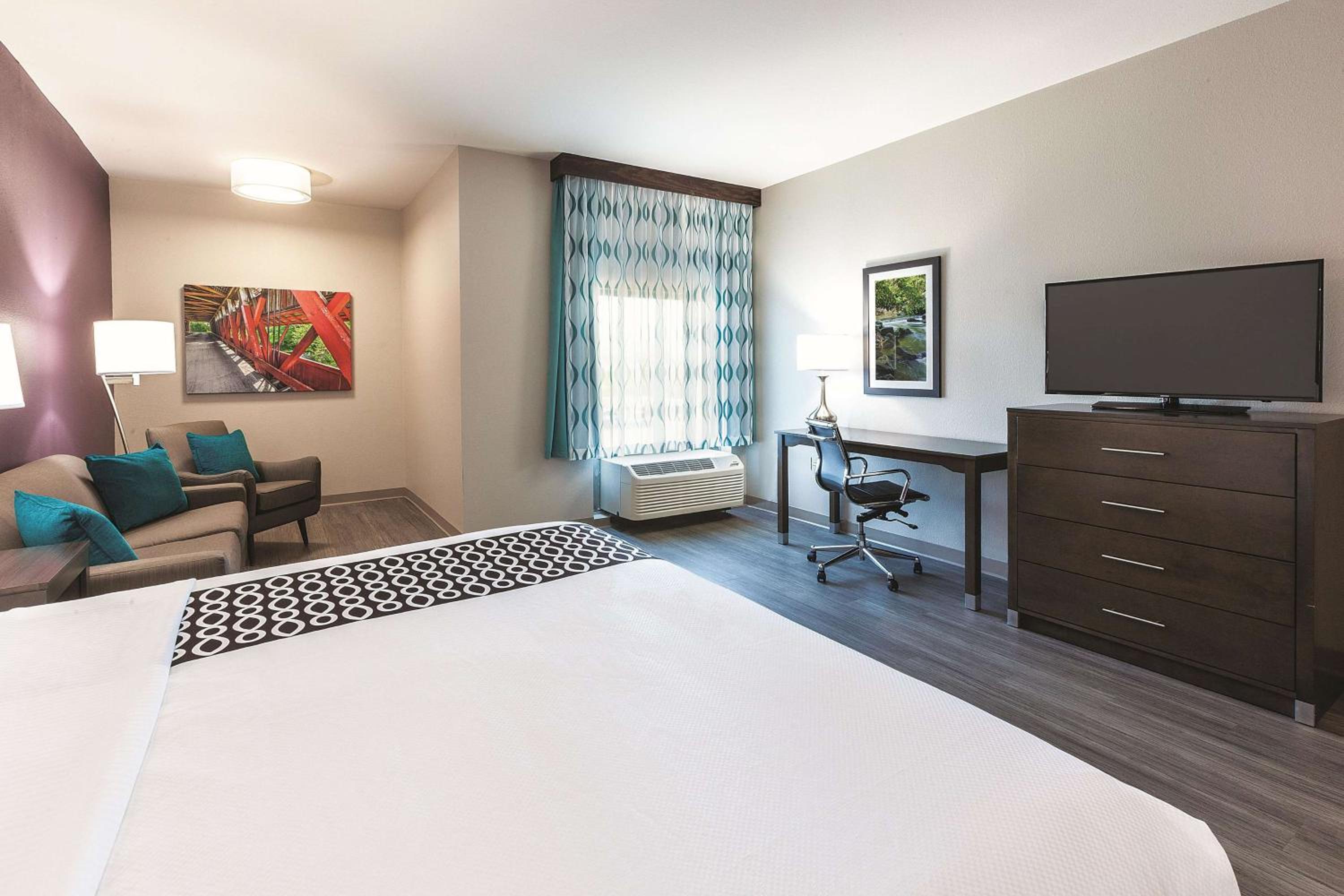 غرفة بسرير كينج مع أريكة، La Quinta Inn & Suites By Wyndham Terre Haute 5/8
