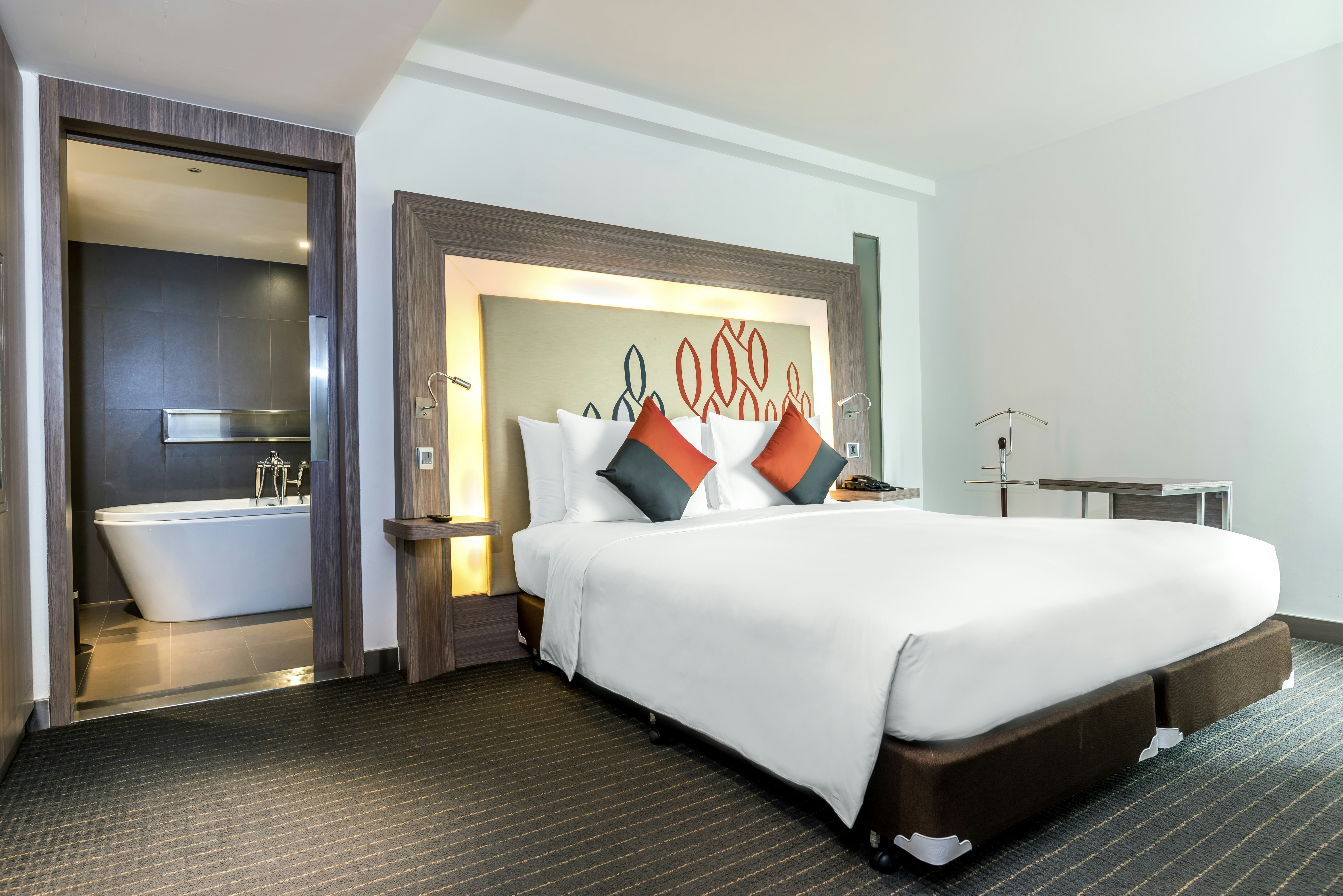 DELUXE, SUITE, KING BED