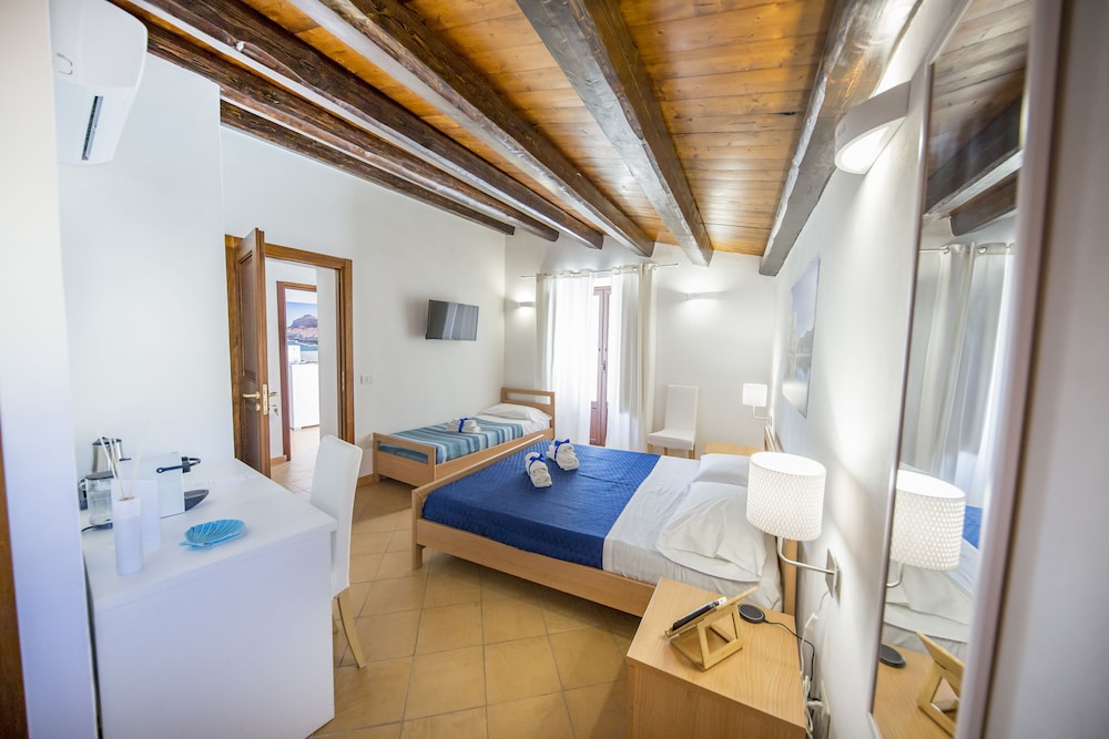 ROOM, TRIPLE, BALCONY