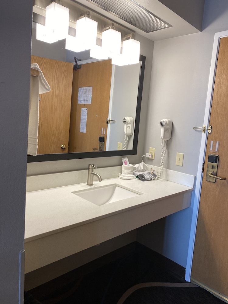 AmericInn by Wyndham Mauston 24/44