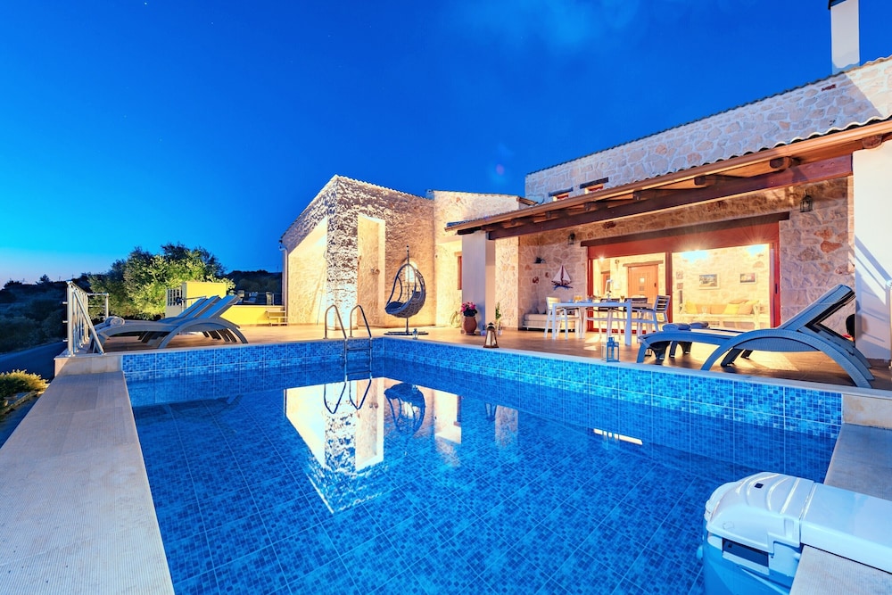 Nisaki Villa 38/40
