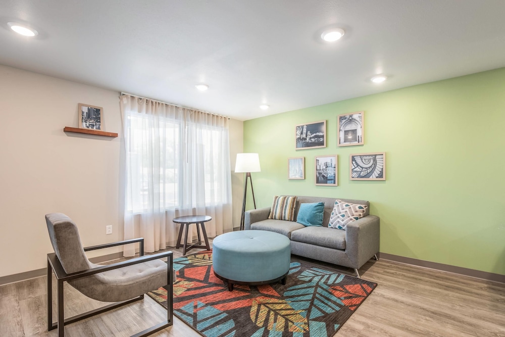 WoodSpring Suites Chicago Midway 24/32