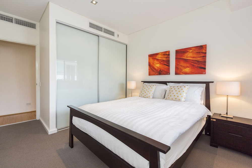 Gallery Suites 9/48