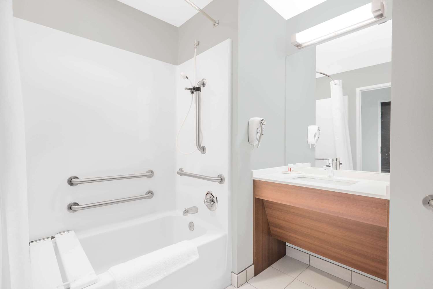 Microtel Inn And Suites By Wyndham Binghamton 33/34