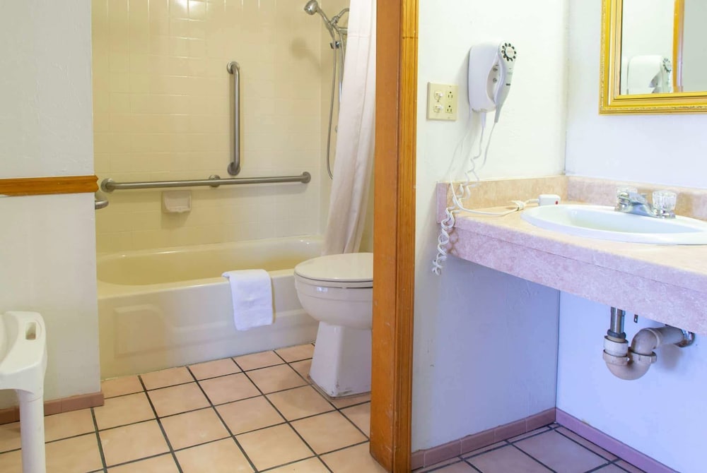 Days Inn by Wyndham Clinton 5/24