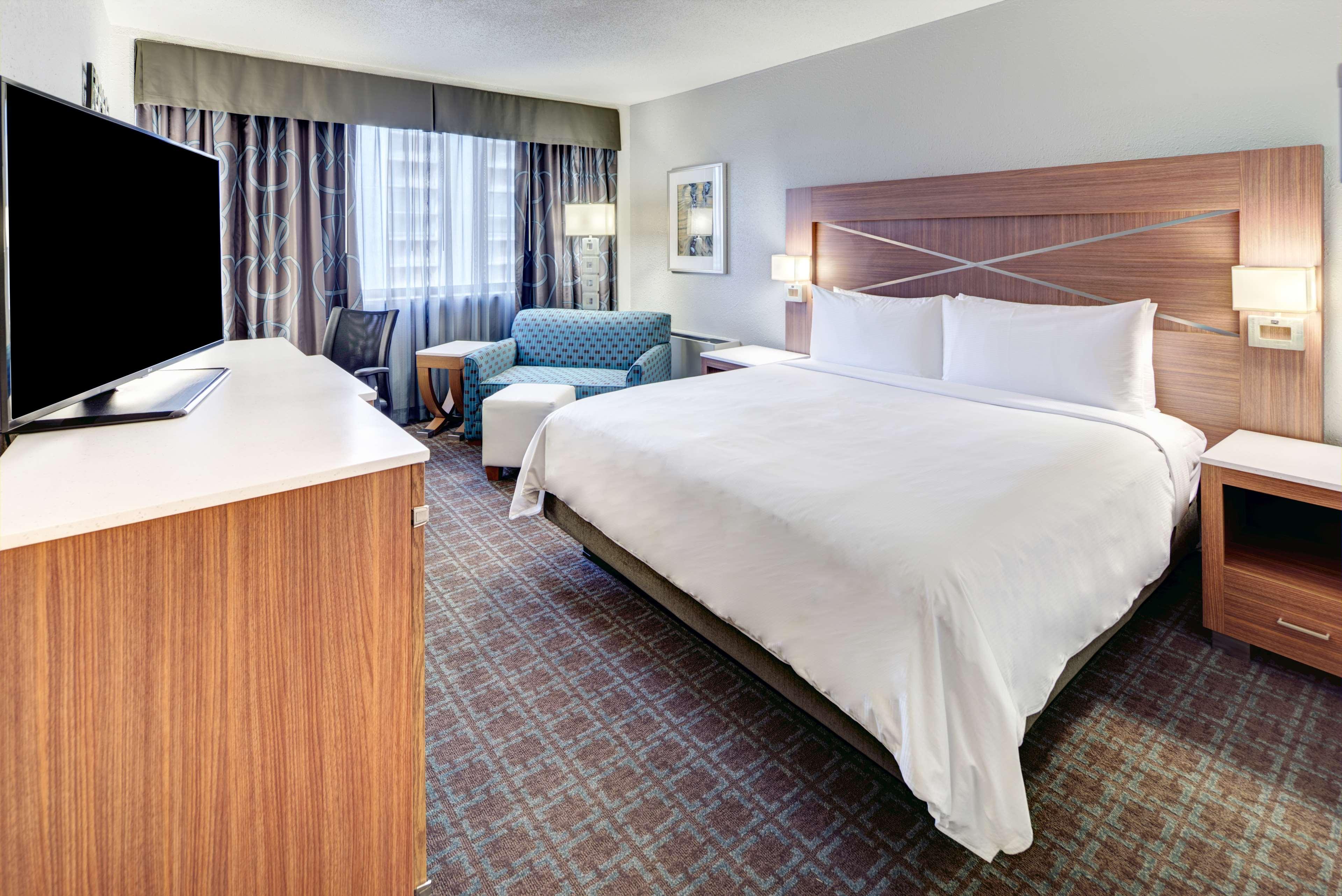DELUXE, KING BED, HIGH FLOOR