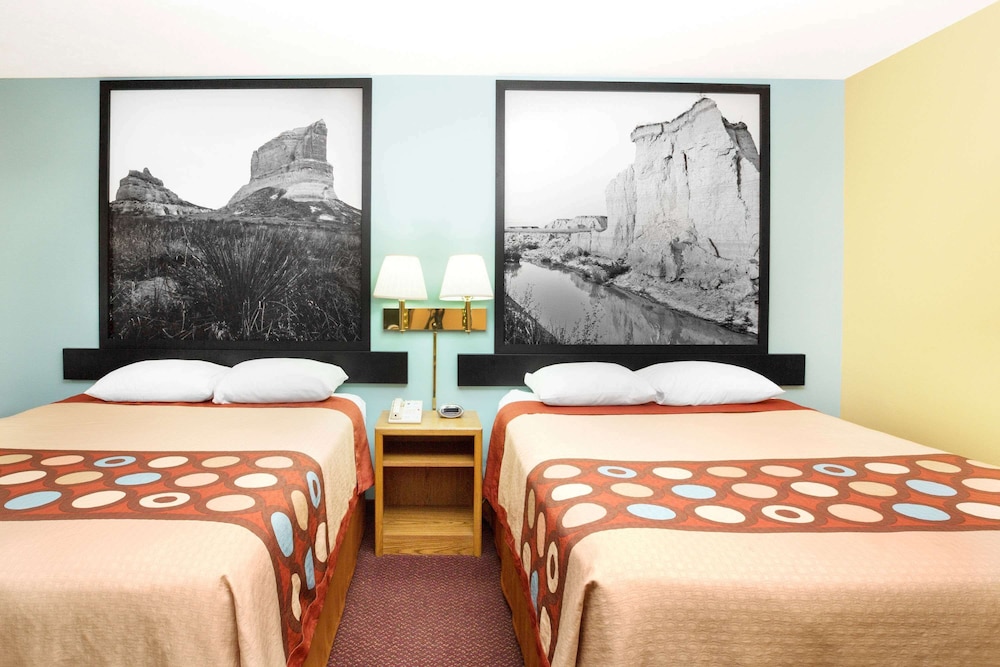 Super 8 by Wyndham Crete 16/27