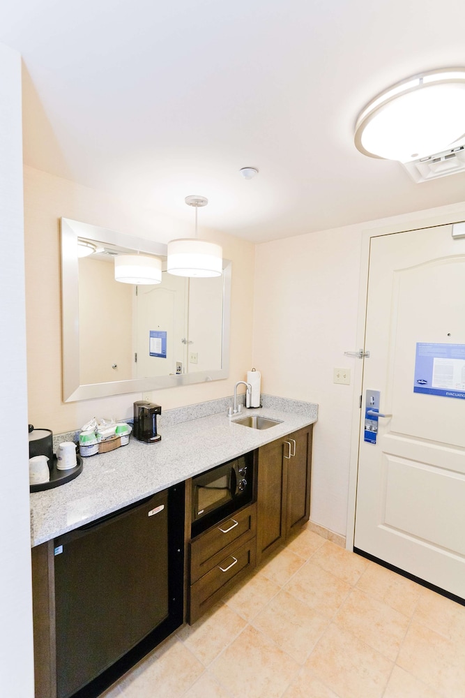 Hampton Inn Suites Exeter 46/52