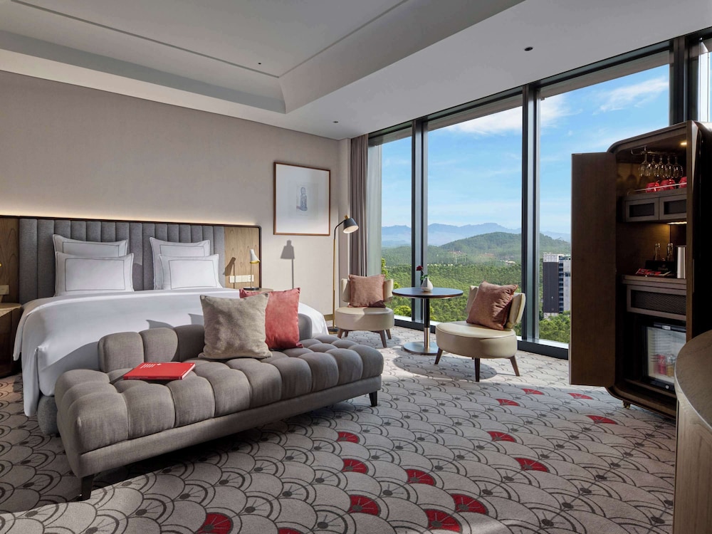 Suite, King Bed