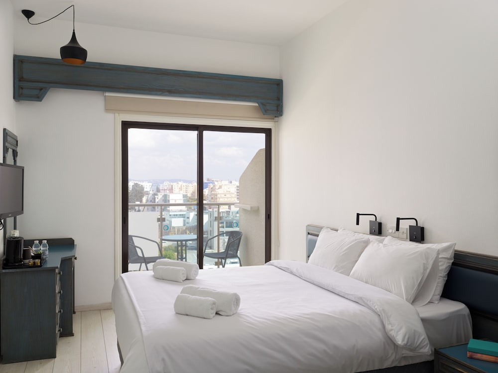 STANDARD, DOUBLE BED, POOL VIEW, BALCONY