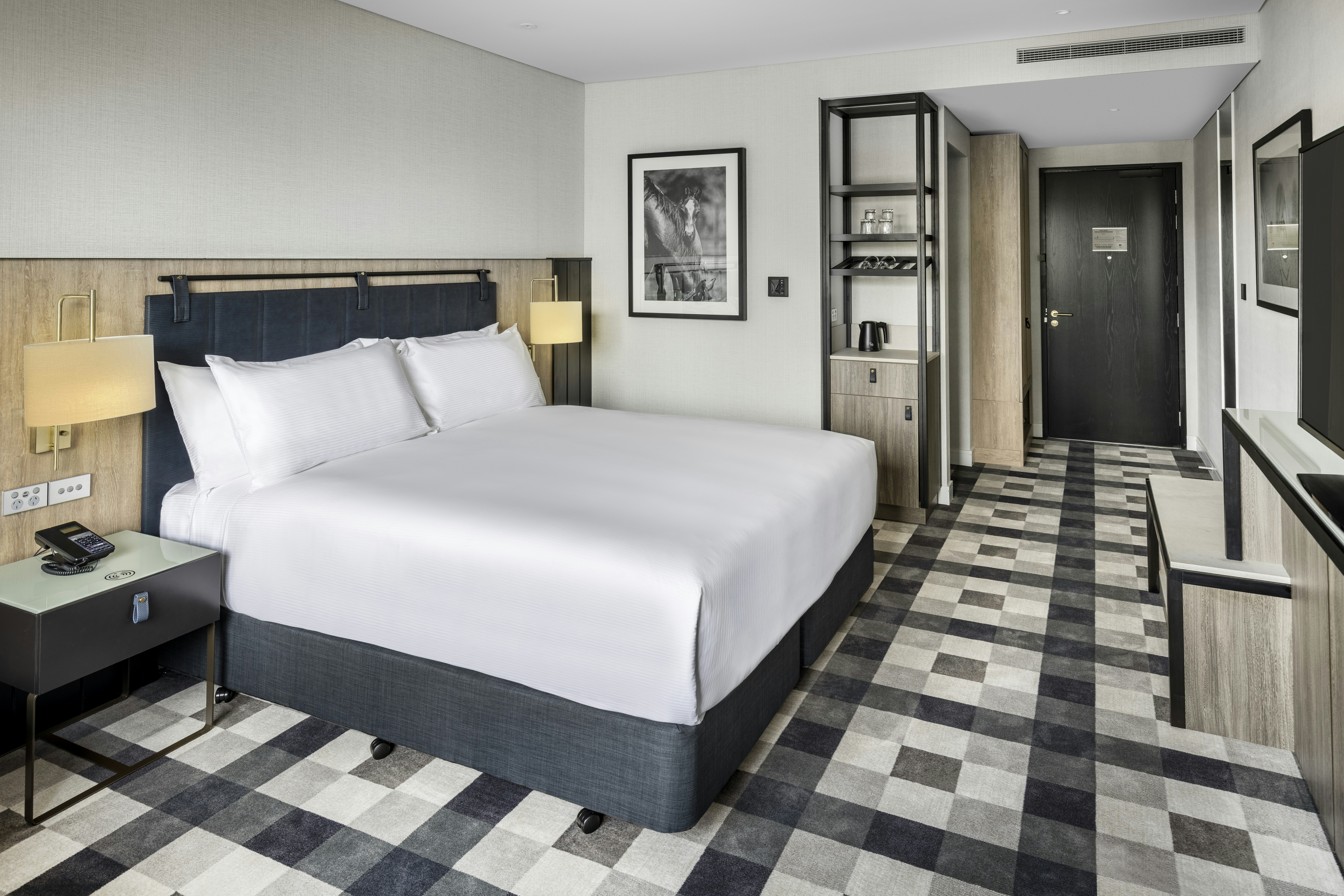 GUEST ROOM, KING BED, GARDEN VIEW