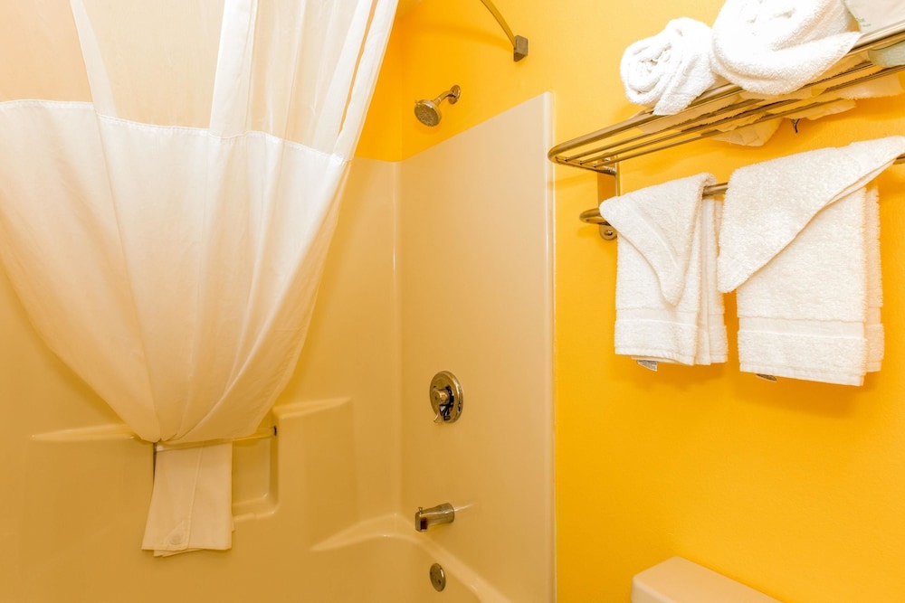 Quality Inn Albertville US 431 15/36