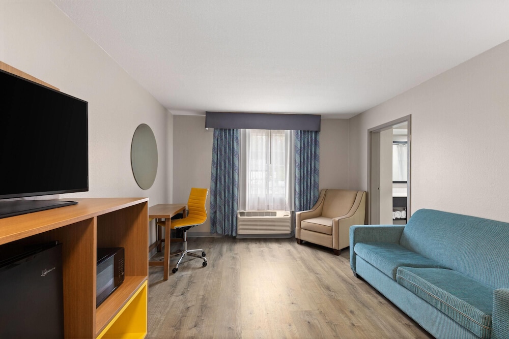 Days Inn by Wyndham Lincoln, AL 34/50