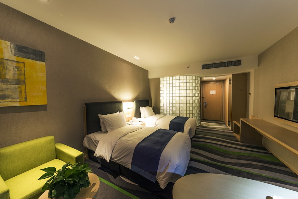 HOLIDAY INN EXPRESS JINAN HIGH-TECH ZONE 30/56