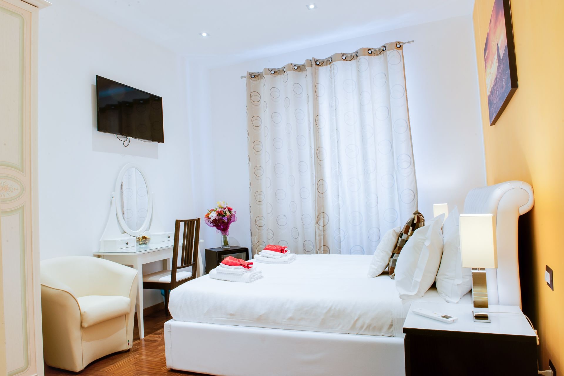ROOM, DOUBLE BED