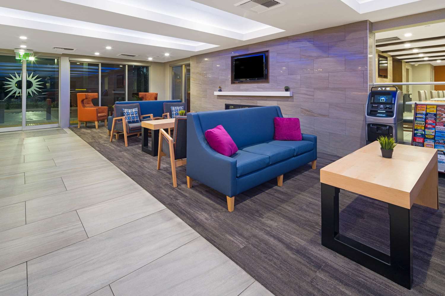 La Quinta Inn & Suites by Wyndham Orange County Airport 26/55