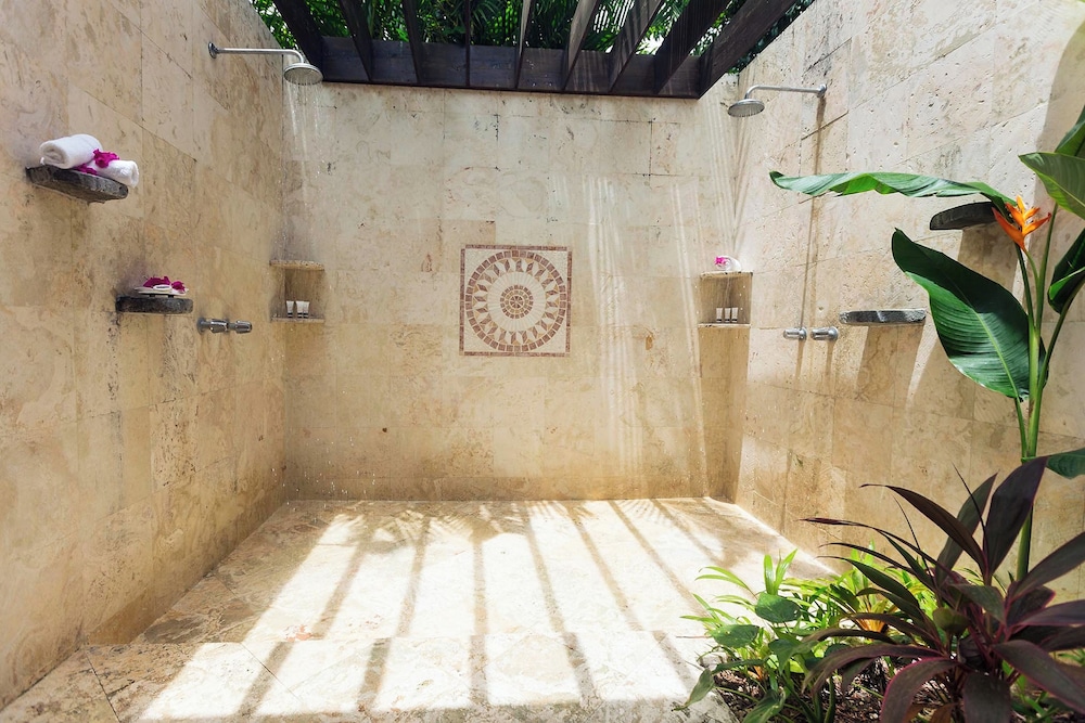 Stonefield Estate Resort 12/74