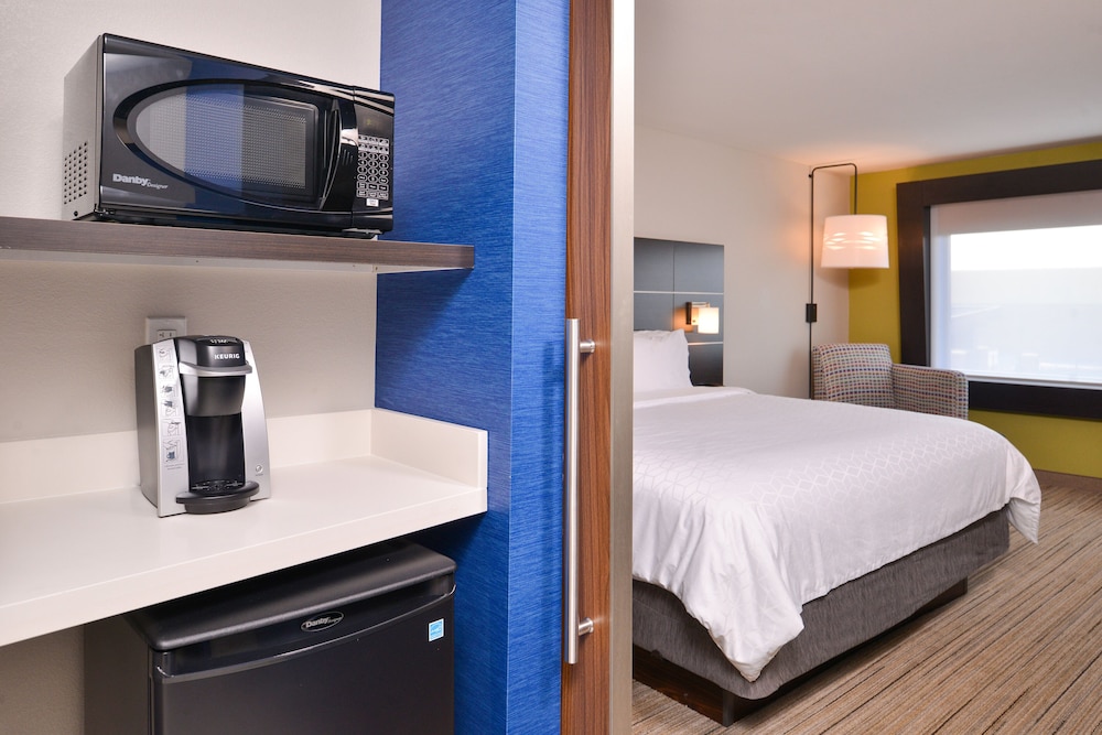Holiday Inn Express & Suites Olathe West 15/60
