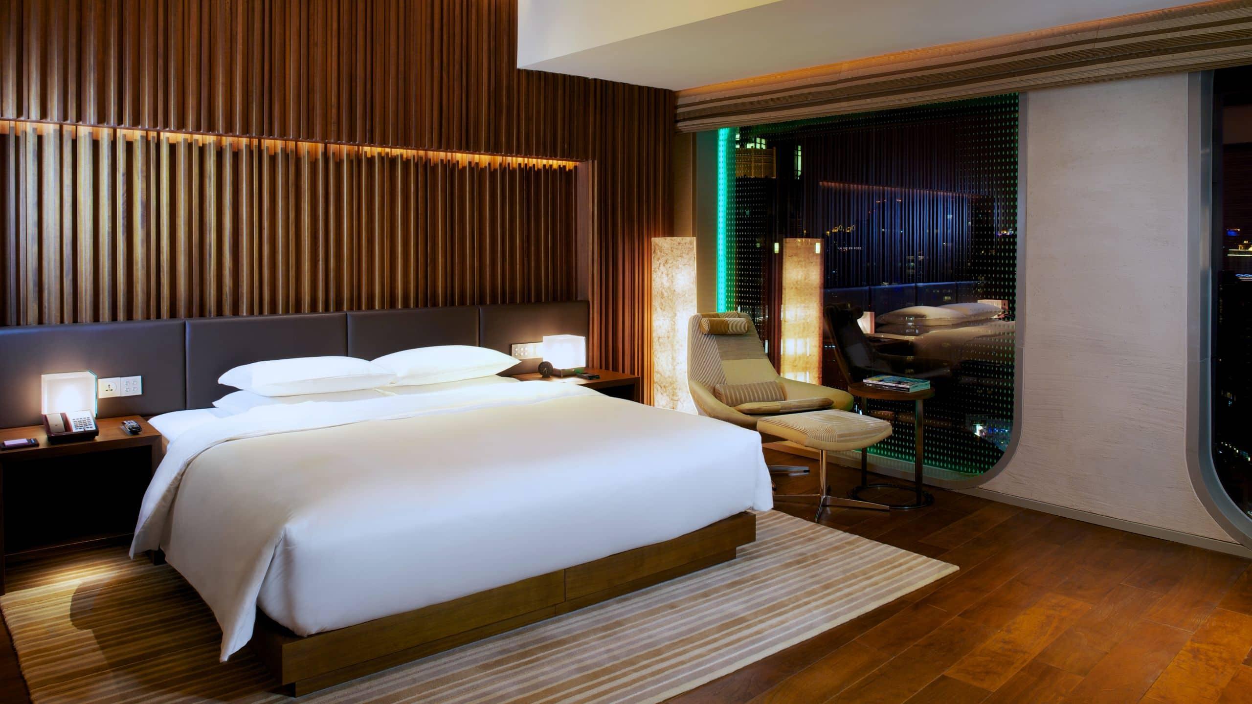 Andaz, Attic