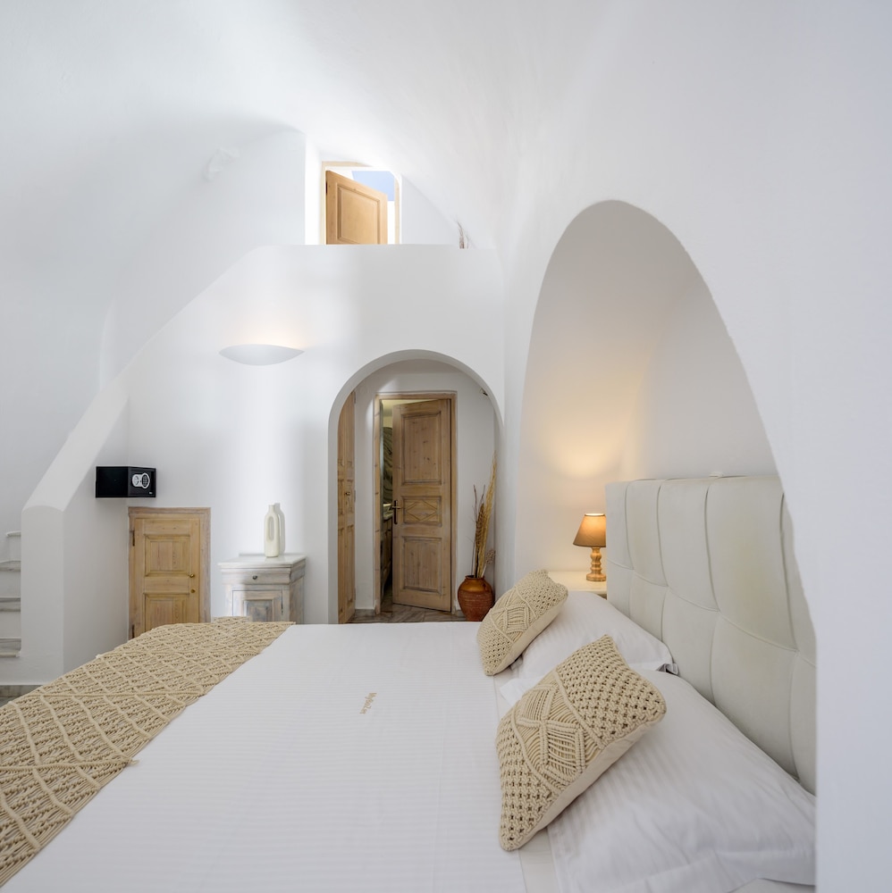 Cave, Elegant, Suite, Queen Bed, Caldera and Volcano View, Sea View, Sofa